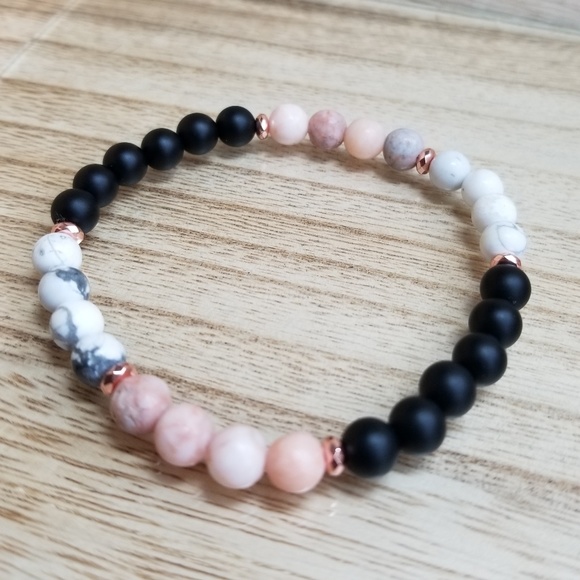 White Howlite & Onyx Beaded Gemstone Bracelet - Picture 5 of 5